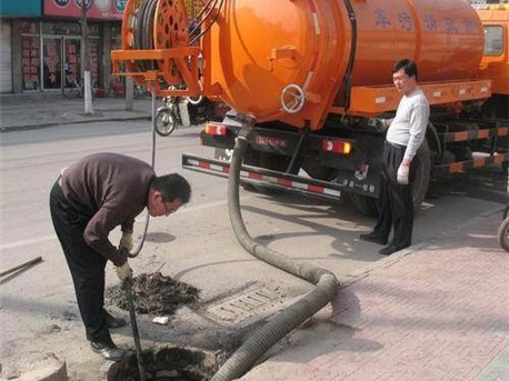 齐干却勒街道清掏化粪池，健康生活从这里开始